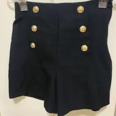 黒のボタン付きショートパンツ