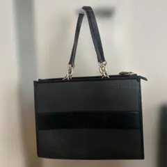 GUESS ブラック ハンドバッグ　トートバッグ　ゲス　ロゴ　シンプル　A4