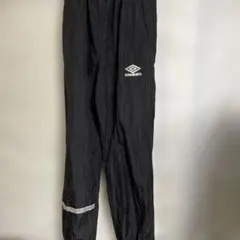 訳あり　人気のアンブロ　黒のトレーニングパンツ　ロゴ刺繍。スポーティでストリート