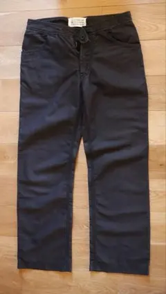 黒のチノパン