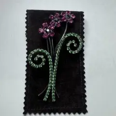 △imac 花の形状 ブローチ　ルビー色　エメラルド色　ストーン