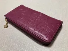 新品 カメリア型押し ラウンドファスナー長財布