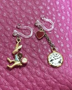 不思議の国のアリス　デザイン　樹脂ノンホールイヤリング　うさぎと時計　ハート