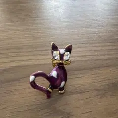 猫モチーフ ブローチ パープル ゴールド ねこ 猫