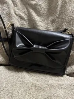 リボン付きブラックショルダーバッグ