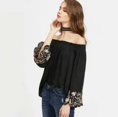 オフショルダー刺繍入り黒トップス