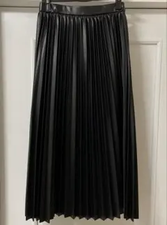 ブラック フェイクレザー　プリーツスカート S