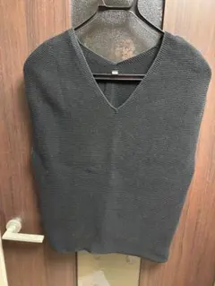 ユニクロ ダークグレー Vネック ニットベスト