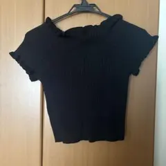 リブ編みフリル付きオフショルダー半袖ニット