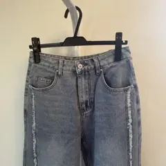 フリンジ付きライトブルーデニムパンツ