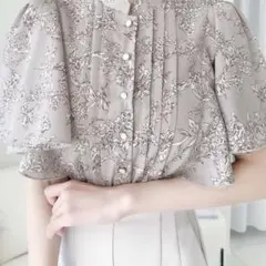 mily bilet 花柄ピンタックフレア袖ブラウス ピンクベージュのサムネイル
