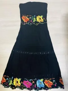 アコーレルフレイの黒色花柄ワンピース - メルカリ