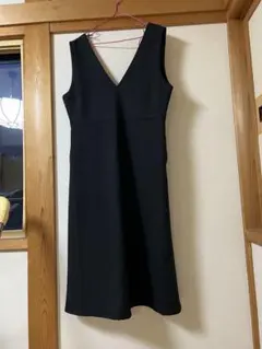 黒のVネックノースリーブワンピース