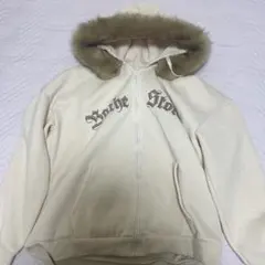 ファー付きクリーム色ジップアップパーカー