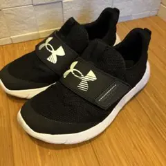 美品　Under Armour スニーカー 21cm