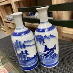 青白磁の徳利 2個セット　伊万里焼白磁に青染め付け　風景画　酒器　花瓶