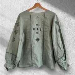 KiiRAセージグリーン リネン100% 透かし彫り刺繍 長袖ブラウス麻100%のサムネイル