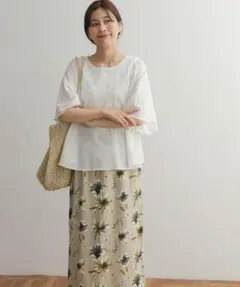 美品✨　オフホワイト❤️　アーバンリサーチドアーズ　フロント刺繍フレアブラウス