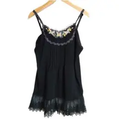 axes femme 裾レース ビジュー付キャミソール バタフライモチーフ