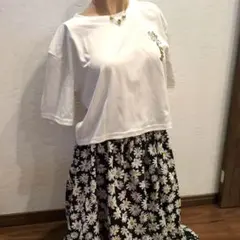 SHEIN☆半袖Tシャツ＆花柄スカートのサムネイル
