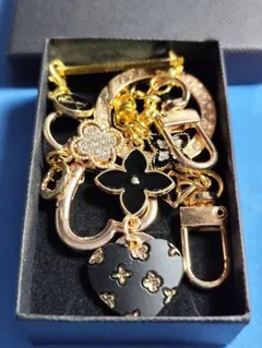 ハート型 黒・ゴールド 花型 チャーム キーホルダー 商品番号「X」