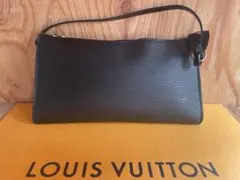 【極美品】LOUISVUITTONエピ ポシェットアクセソワール M52942のサムネイル