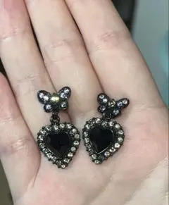 ANNA SUI ハート型と蝶のデザインのピアス　キャッチ無し