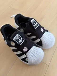 adidas 花柄スニーカー