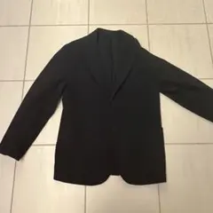 黒のテーラードジャケット