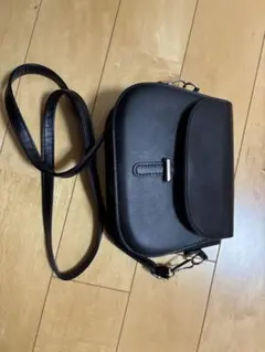 ブラックショルダーバッグ フラップ付き