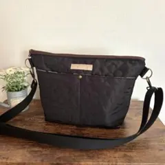 フラワー柄キルティング生地を使った30cmファスナーショルダーバッグ　ブラック