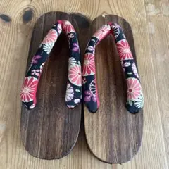 伝統的な草履 会津桐　黒と赤の花柄