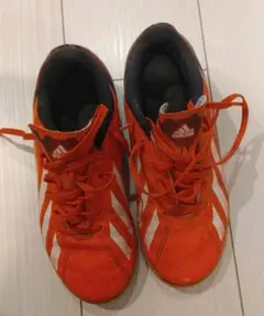 adidas オレンジ サッカーシューズ ストライプデザイン