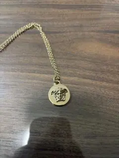 VERSACE メダル型ネックレス