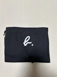 黒いナイロンポーチ ドット柄付き