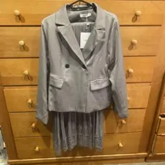 グレー ジャケットとスカートのセットアップ