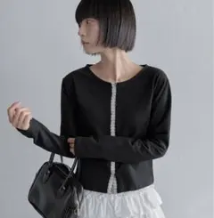 レース装飾の黒い長袖トップス
