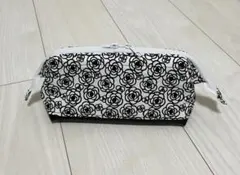 白地に黒の花柄ワイヤーポーチ