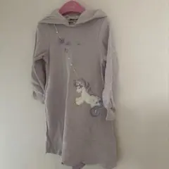 メゾピアノ　ユニコーン刺繍フード付きワンピース