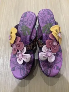 花飾り付き紫ビーチサンダル