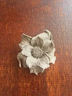 ブラウンベージュのハンドメイド・コサージュ