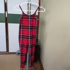 赤と黒のチェック柄オーバーオール