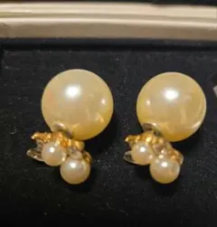 クリーム色パールとクリスタルのピアス