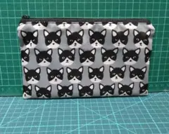 ハチワレ　ネコちゃん柄 ペタンコポーチ　ハンドメイド