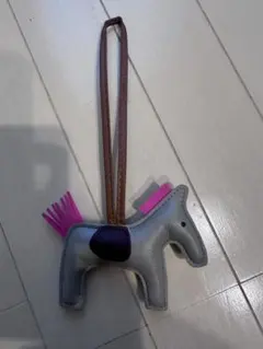 馬型レザー風チャーム グレー　ピンク　ブラウン