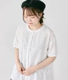 新品未使用 サマンサモスモス 3D刺繍バンドカラーブラウス　オフ