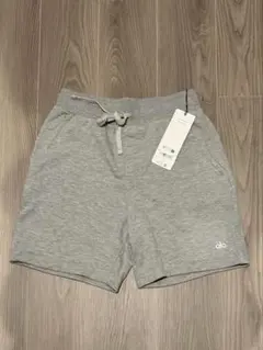 タグ付き新品未使用】 Alo Yoga ショートパンツ - メルカリ