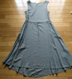 ユニクロ　ノースリーブ ロングワンピース グレー