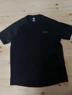 【美品】Under Armour ブラック 半袖シャツ サッカー フットサル