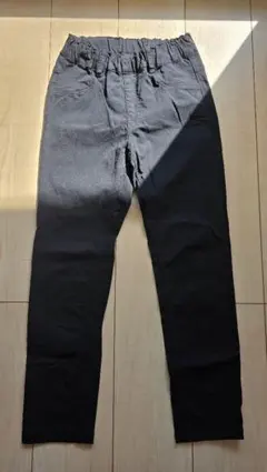 黒いスリムフィット長ズボン